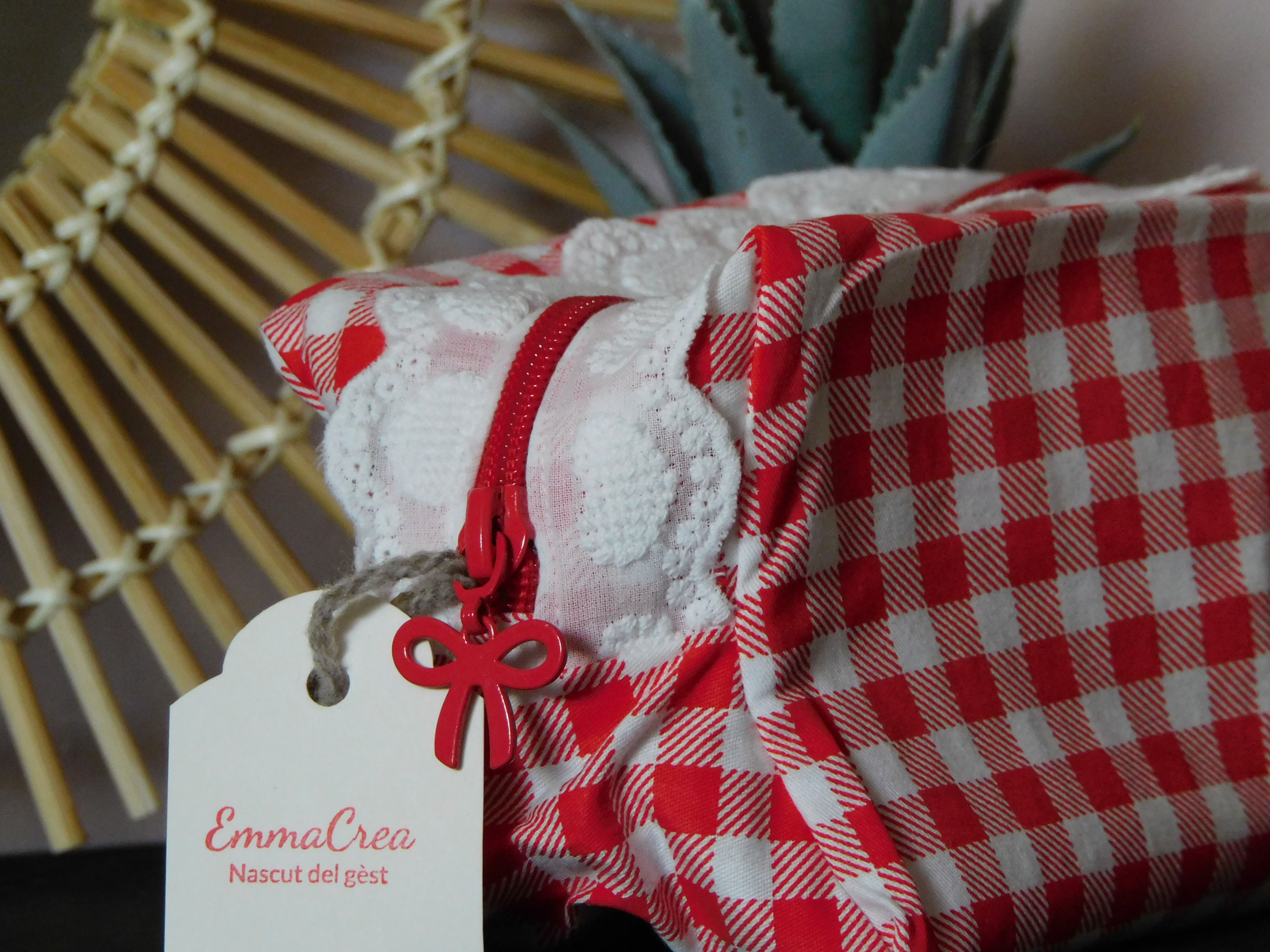 Trousse de toilette - vichy rouge & dentelle