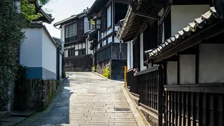 Explore Nioza in Usuki: Samurai Streets, Kiridoshi Passages, and Scenic Hillside Paths