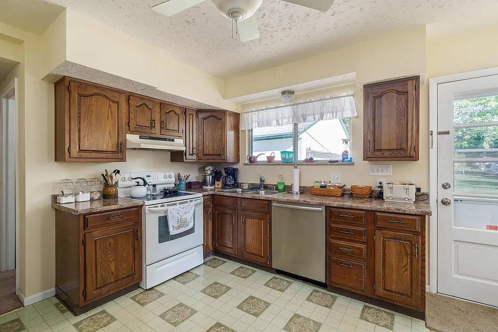 Kitchen with dishwasher in too tight a space to the sink, no room to pivot and load the dishes!