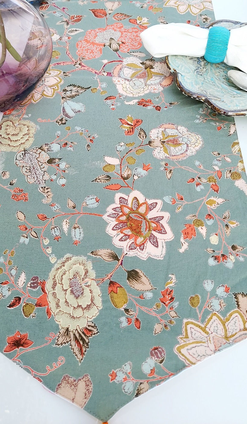 Миниатюра: Table runner in high-quality fabric with scratch-resistant surface.