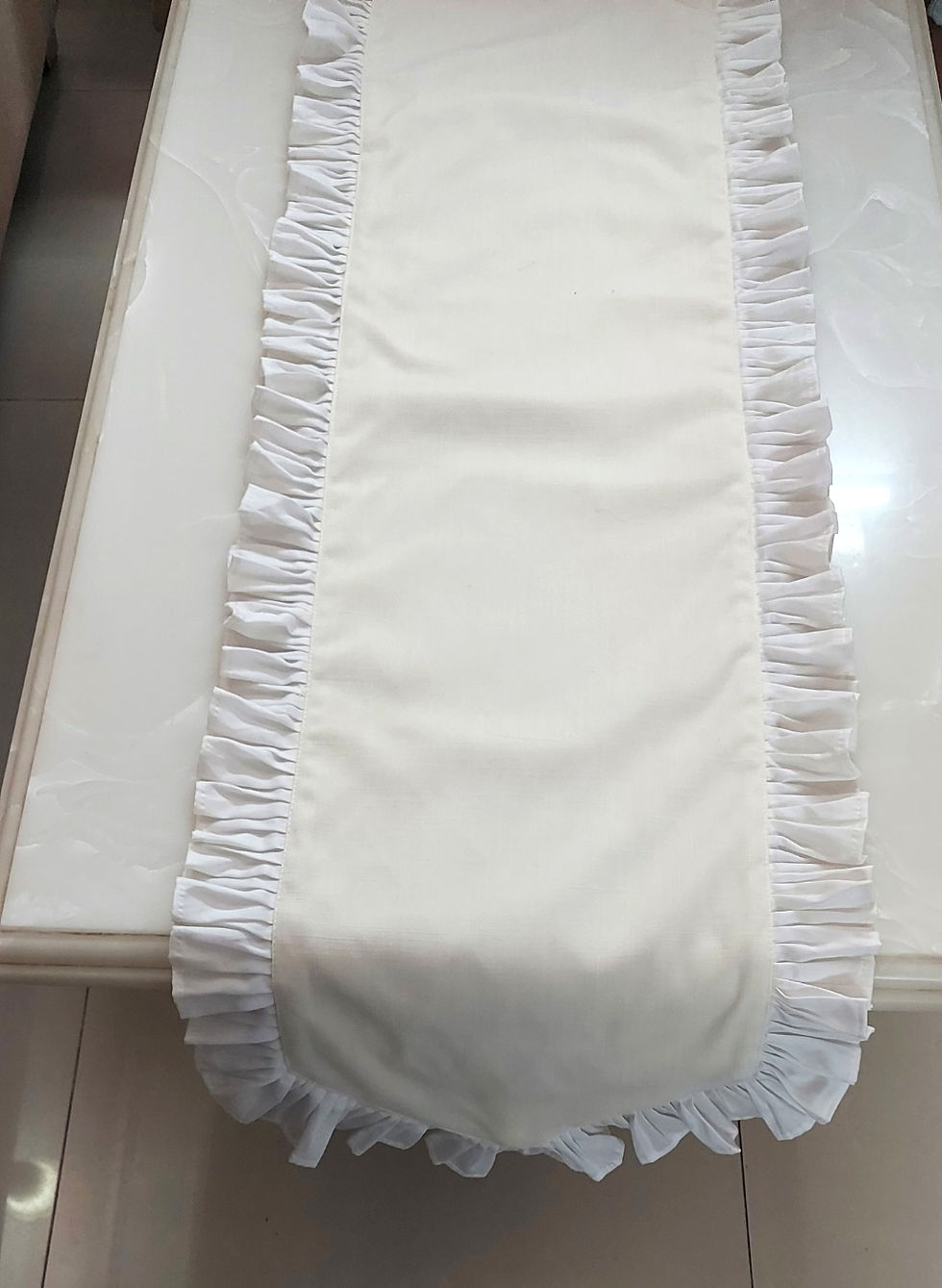 Миниатюра: Frilled table runner in white cotton for a stylish home decor