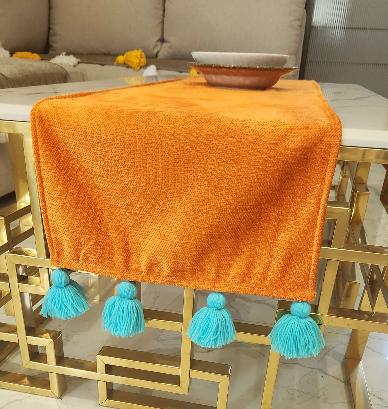 Vintage table runner with a touch of modernity for a unique look
