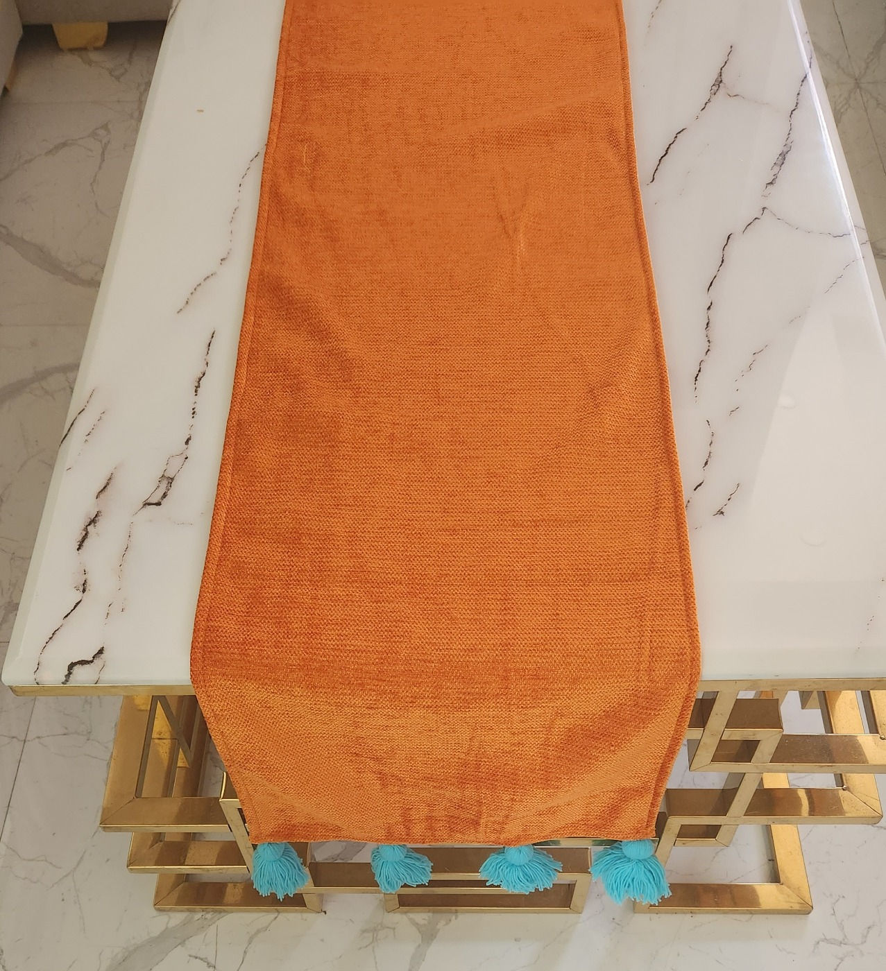 Fashionable and contemporary table runner in a solid color design