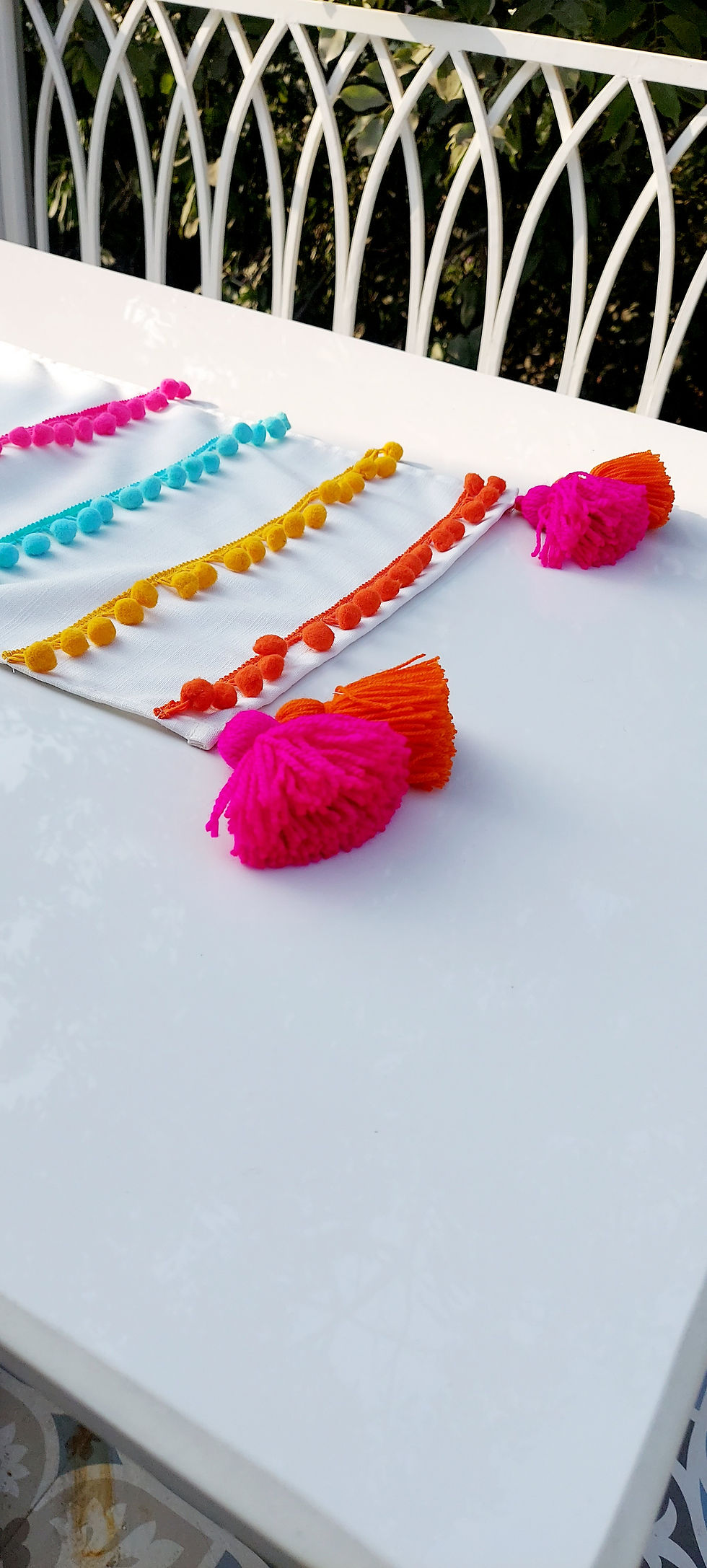الصورة المصغرة: Vibrant and durable table runner made from high-quality fabric