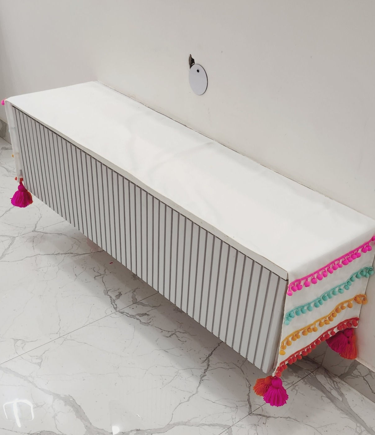 Stain-resistant table runner that is easy to clean