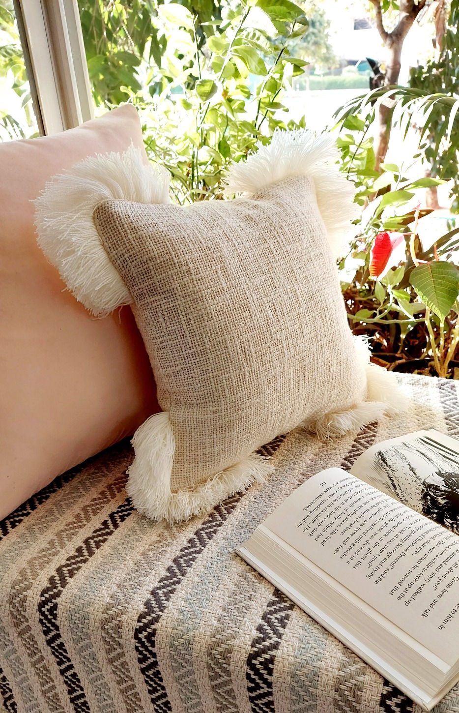 Sīktēls: Fringed neutral cushion cover complementing various interior design styles