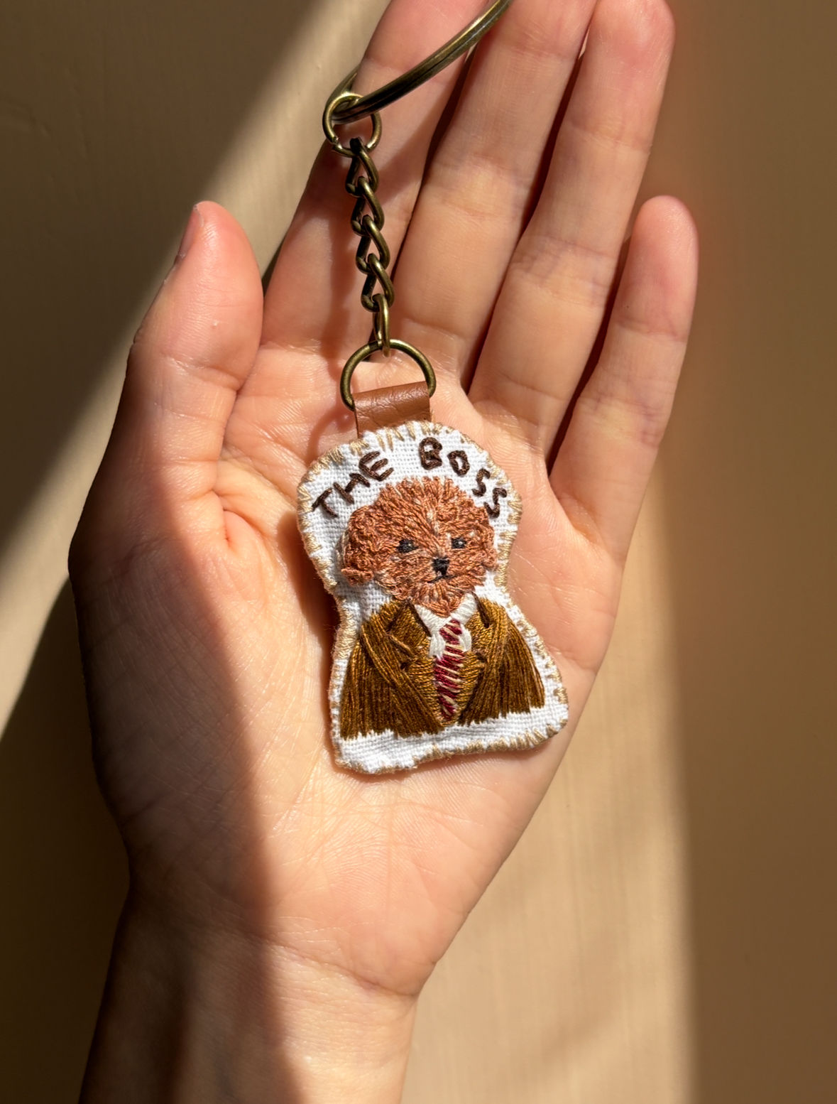 香港手作原創禮物 - THE BOSS 霸氣老闆風貴婦狗立體刺繡鎖匙扣手持特寫