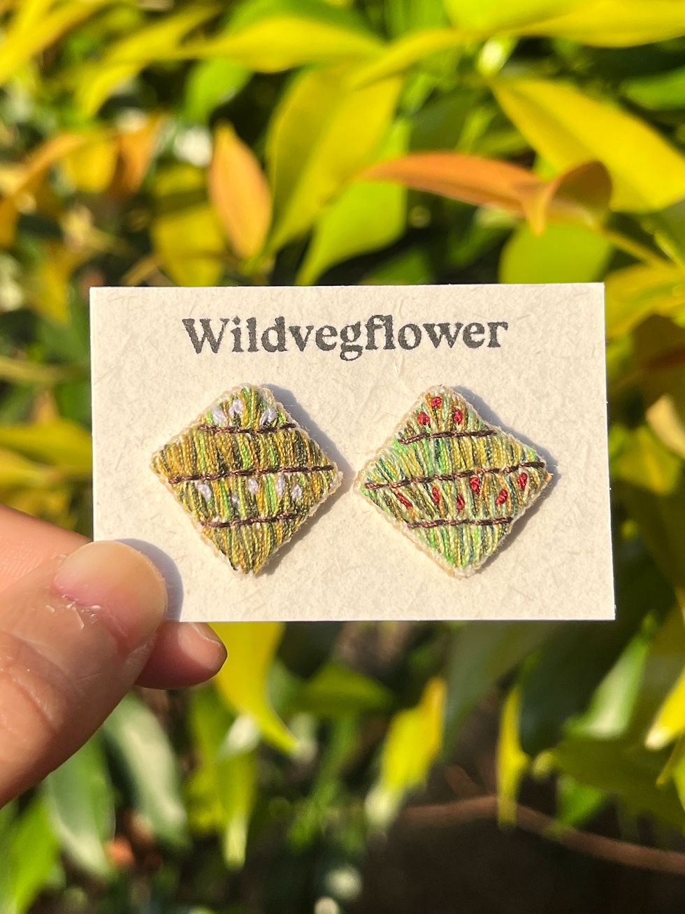 Thumbnail: 野草 Wild Grass Embroidery Earrings