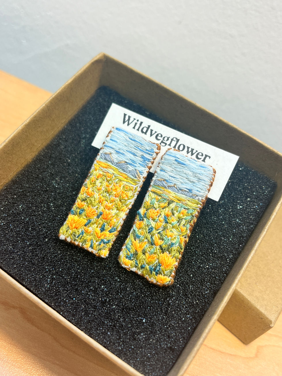 Thumbnail: 香港原創刺繡飾品 - 溫暖風景微型刺繡耳夾斜角質感照