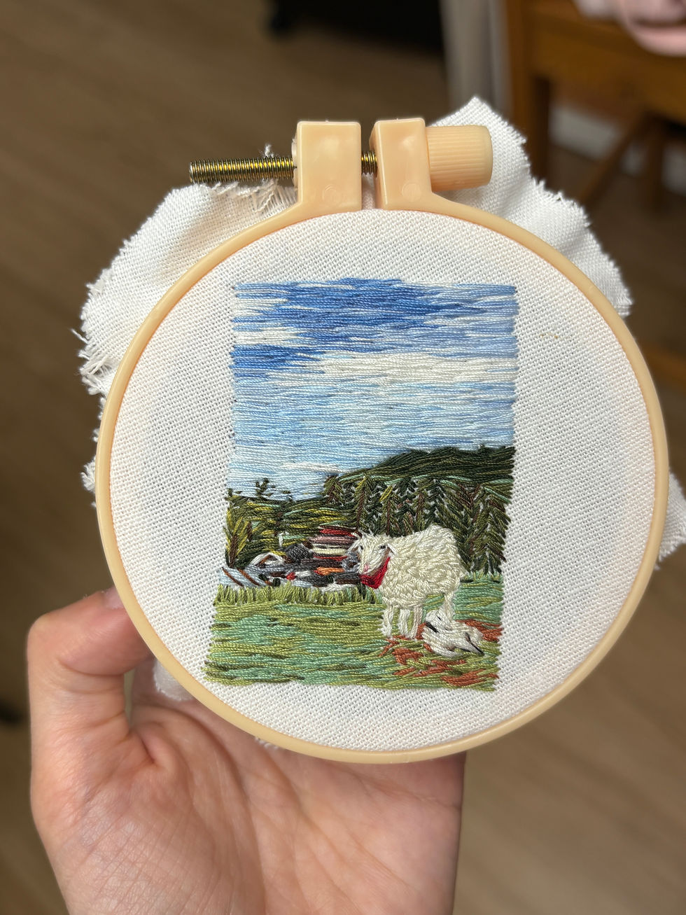 Thumbnail: 香港手工刺繡過程 - 清邁綿羊牧場微型風景刺繡圓形繡繃製作中