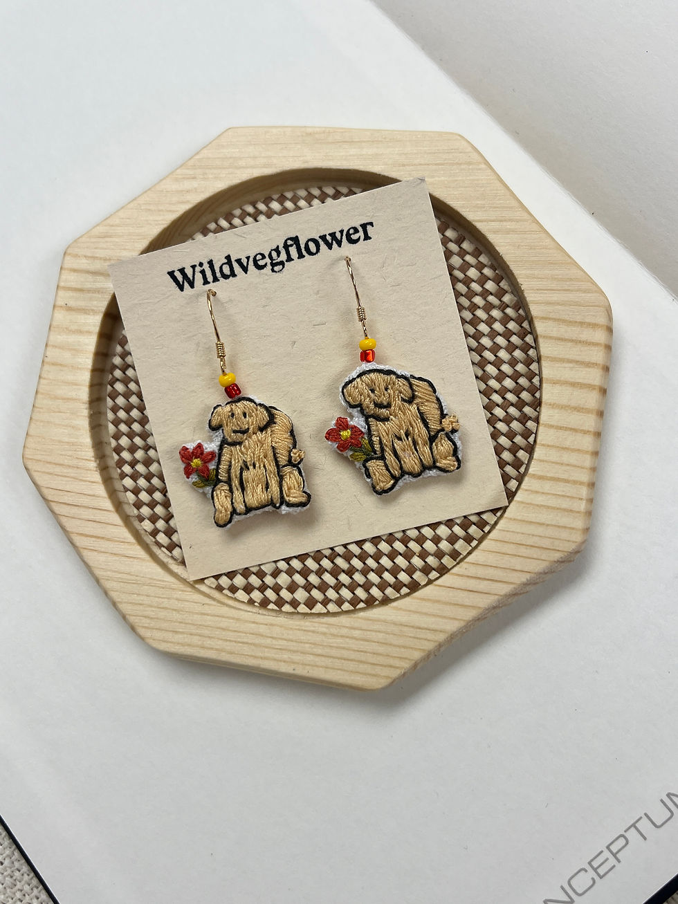 Thumbnail: Alu The Pooping Doggo With Flower Earrings 阿魯大便的狗