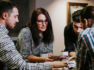 Um time de colaboradores reunidos.
