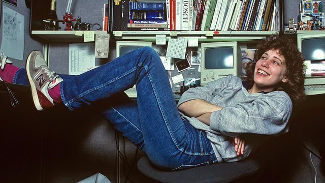 Susan Kare em uma sala de escritório