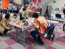 人形と鯉のぼりの村上さんにて似顔絵無料プレゼントイベント