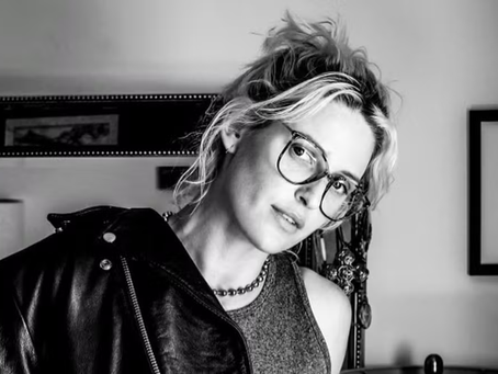 Emily Armstrong é a nova vocalista do Linkin Park, marcando o retorno da banda, que anunciou uma turnê mundial. Conhecida por sua energia e talento, Emily traz uma nova dinâmica ao grupo.