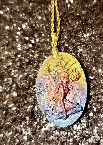 Miniature : L'élégance et la magie s'unissent en ce pendentif unique