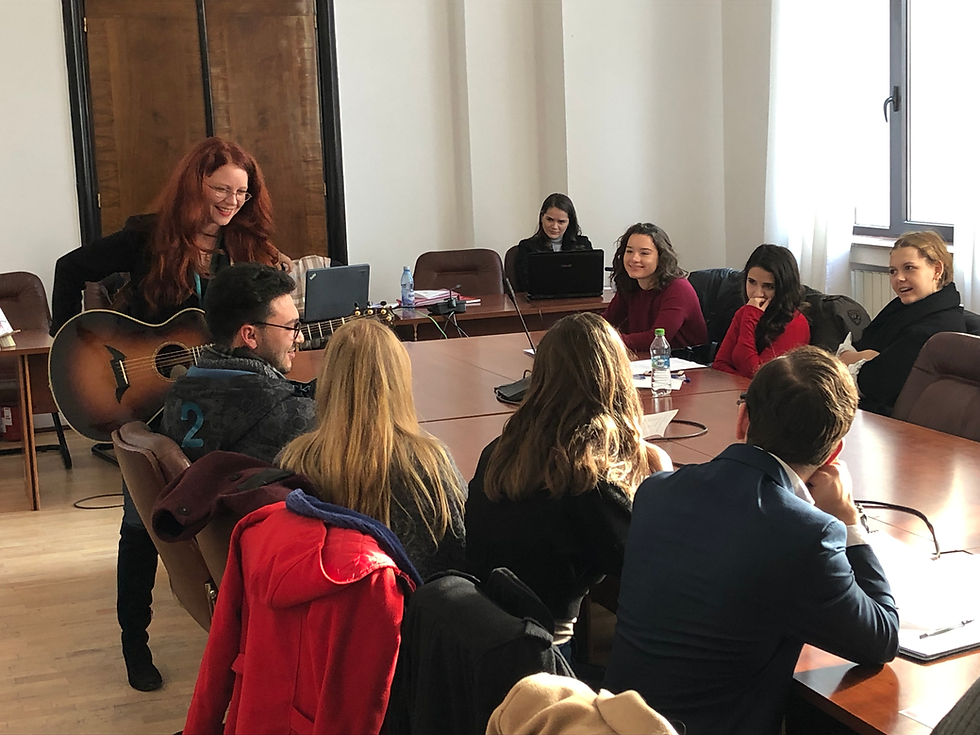 Universitatea din București Arts Envoy Amanda Colleen Wiliams team building icebreakers student session