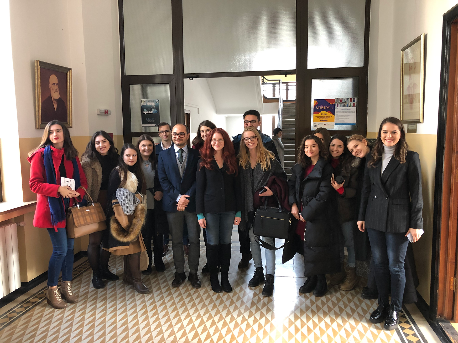 Universitatea din București Arts Envoy Amanda Colleen Wiliams team building icebreakers group picture University of Bucharest