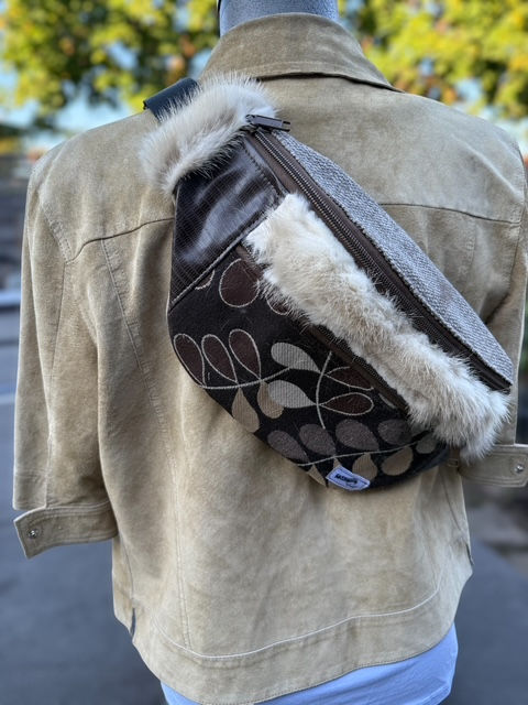 Sac Citadin brun-beige en matières recyclées avec vraie fourrure et petites fleurs.