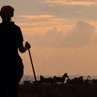 Andrea zu Fuss wie eine Maasai