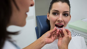 Dentista che spiega come si usa il bite notturno presso Nuovo Centro Medico Euganeo a Battaglia Terme