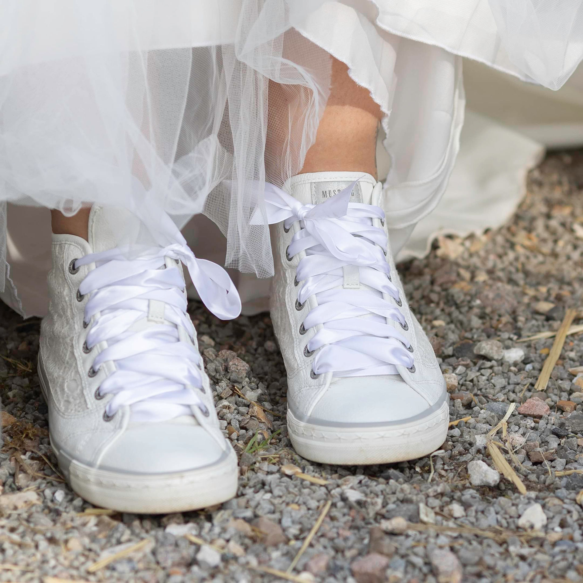 Gros plan sur les chaussures de la mariée