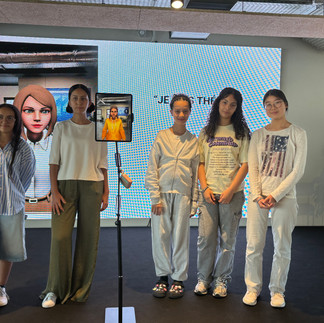 Jeunes filles créant un projet tech lors du Youth Camp Girls & Parents, pour encourager leur place dans le numérique VRAI Learning Women in tech France