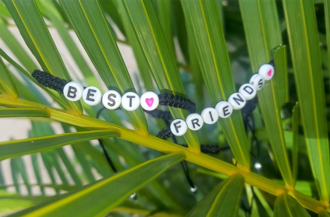 Par de pulseras para amigas.