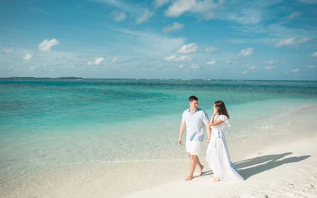 beach honeymoon couple dress Vacation mode: coordinated. Custom-made couple twinning outfits for beach days, yacht vibes & sunset moments. Matching looks that turn every trip into a fashion postcard #CoupleTwinningOutfits #MatchingCoupleLooks #CustomMadeOutfits