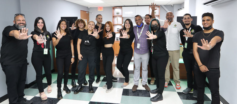 UN DÍA DE INAUGARACIÓN CON
LA FAMILIA DE EARTHGIFT by: Mr. Sens