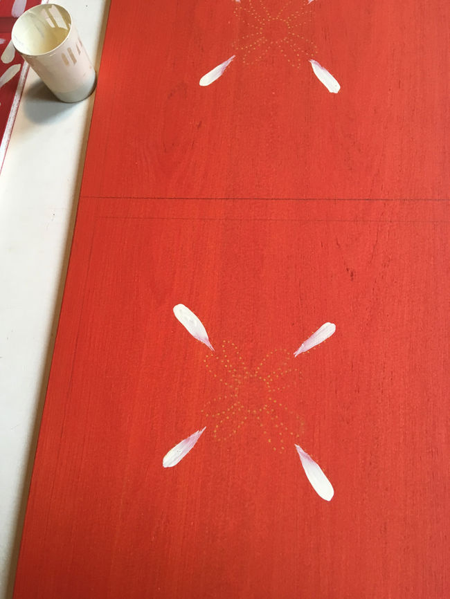 Motif floral à peindre sur panneau en bois