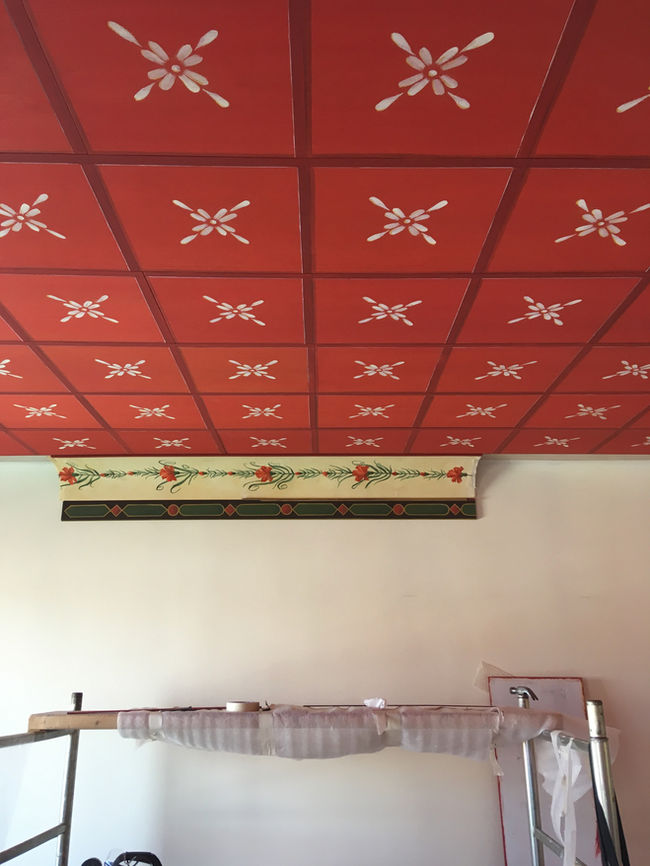 Le décor du plafond et sa frise