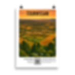 Carte postale avec photos de Narbonne: bord de mer, canal, bâtiments historiques. Texte: "Narbonne". QR code présent. Atmosphère ensoleillée.