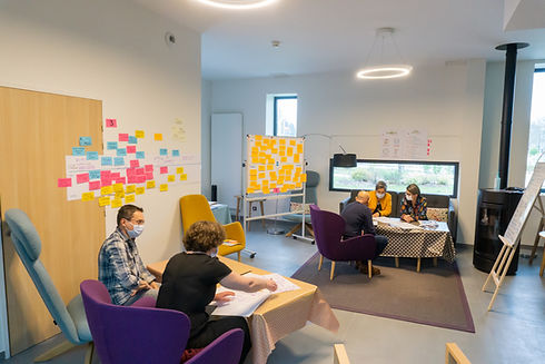 Atelier d'idéation - les participants dessinent en petits groupe des solutions possibles