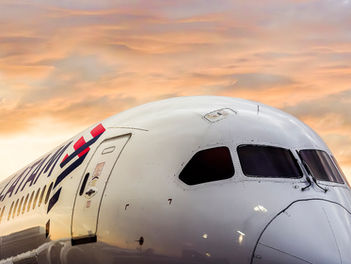LATAM redefine los vuelos de larga distancia: Wi-Fi a bordo para una experiencia más conectada
