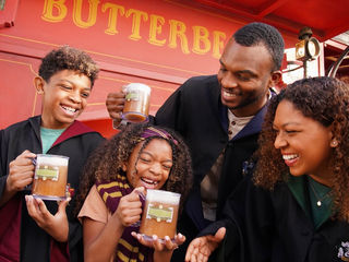 ¡Celebra la temporada de Butterbeer en los universos mágicos de Universal!