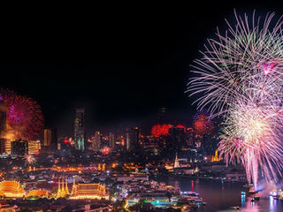 Tailandia despide el año a lo grande: flores, fuegos artificiales y fiestas épicas para recibir 2026