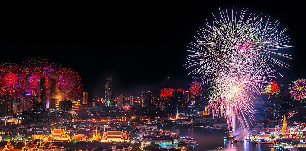 Tailandia despide el año a lo grande: flores, fuegos artificiales y fiestas épicas para recibir 2026
