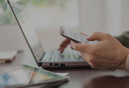 Person Überprüfen der Telefon