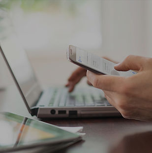 Person Überprüfen der Telefon