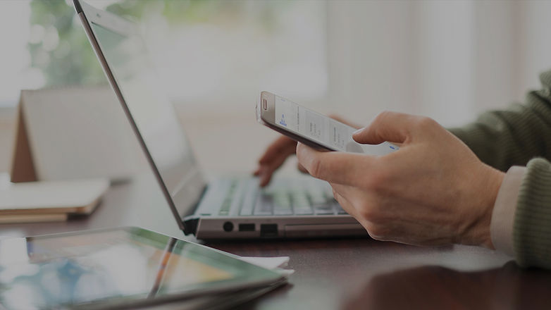 Person Überprüfen der Telefon