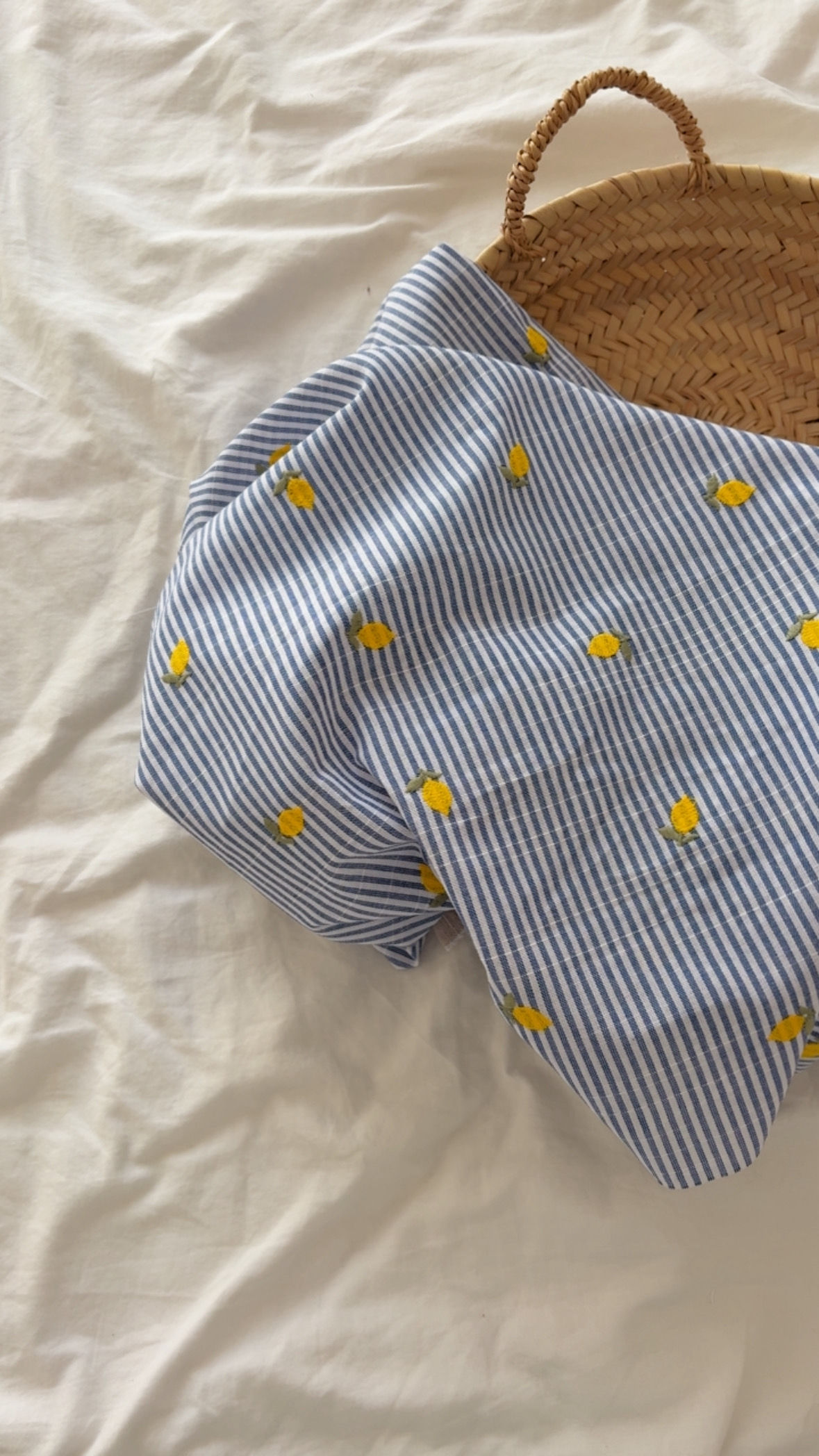 Coton  brodé rayures bleues citrons brodés Clara