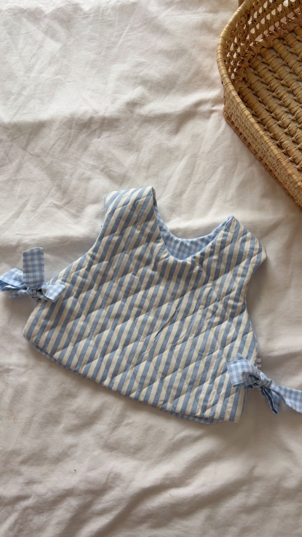 Thumbnail: Pull sans manches à nouer /plastron matelassé vichy  «Oscar  »