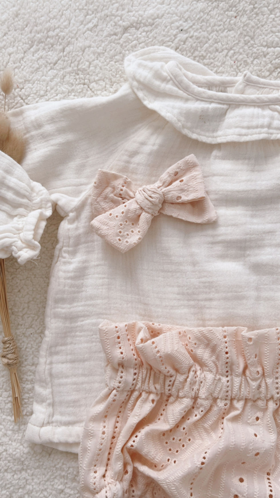 Thumbnail: Barrette bébé/fille coton brodé beige/rosé « Capucine»