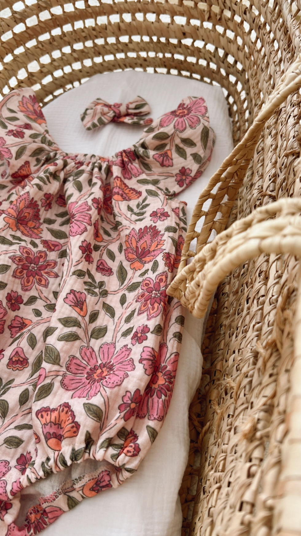 Thumbnail: Barboteuse bébé/fille manches courtes double gaze de coton bio «Florentina »