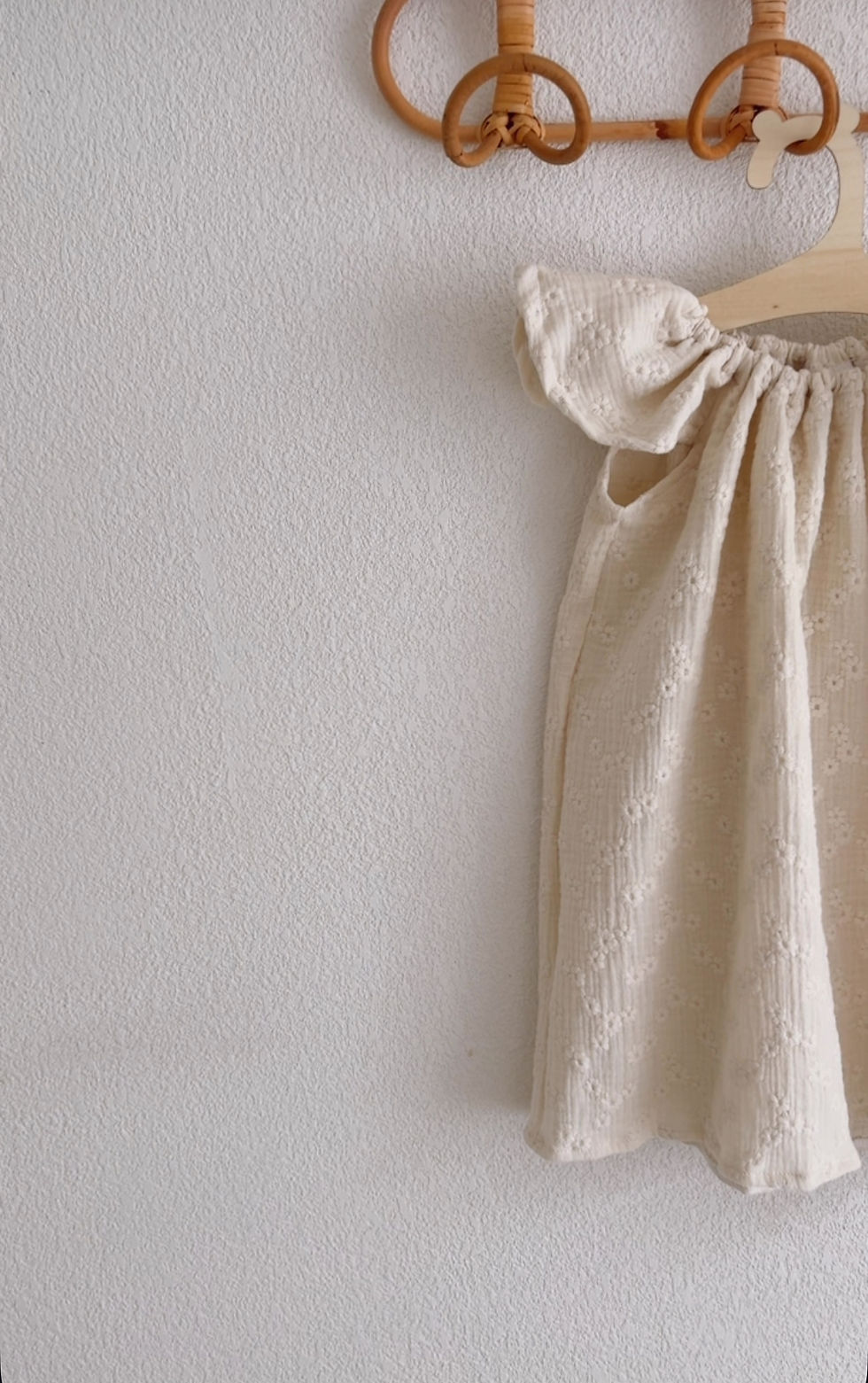 Thumbnail: Robe à manches courtes gaze de coton brodée "Mila beige"