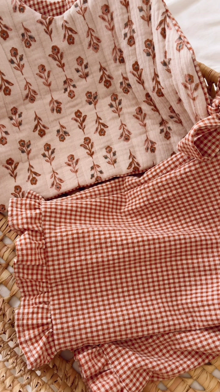 Thumbnail:  Pull sans manches à nouer /plastron « Esmée/vichy noisette »