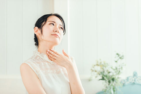 喉を気にする女性