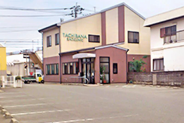 立花耳鼻咽喉科医院と駐車場