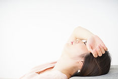 めまいで横になる女性